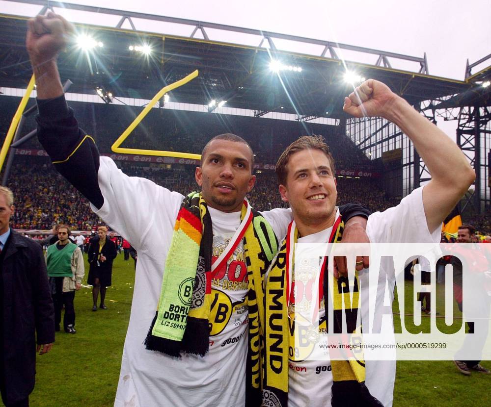 Amoroso (re.) und Lars Ricken (beide BVB) - Siegesjubel Fußball 1. BL Herren Saison 2001 2002, Borussia Dortmund, Deutscher Meister, Deutsche Meisterschaft, Vdig Gruppe Westfalenstadion Dortmund Freude,