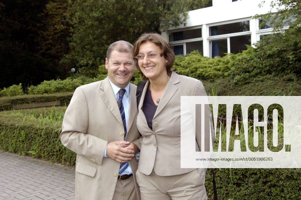 Olaf Scholz (SPD) mit Ehefrau Britta Ernst (beide GER SPD) anlässlich einer Wahlkampfveranstaltung der SPD im - Haus Rissen - in Hamburg