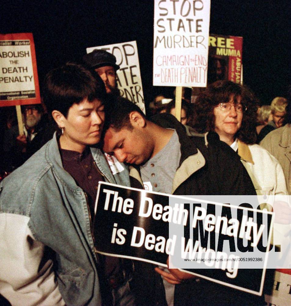 Nancy Otto (re., Gegnerin der Todesstrafe) auf einer Demonstration in San Quentin - (SXP9605030120383-190)