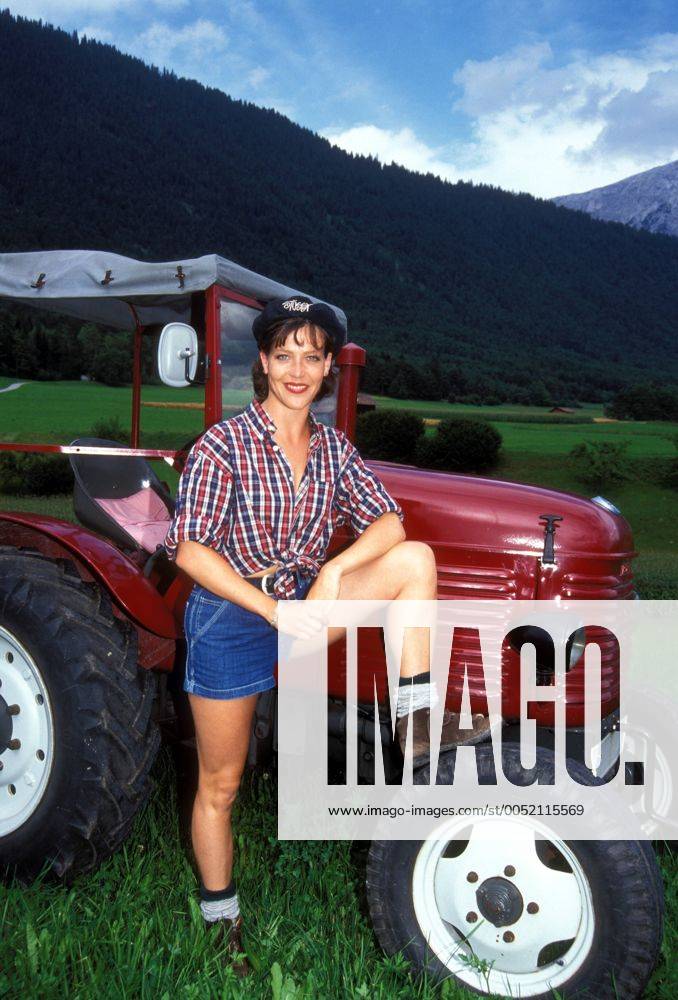 Schauspielerin Janina Hartwig (GER) an einem Traktor anlässlich eines Pressetermins zur Sat.1-Fernsehserie - Der Bergdoktor - in Wildermieming