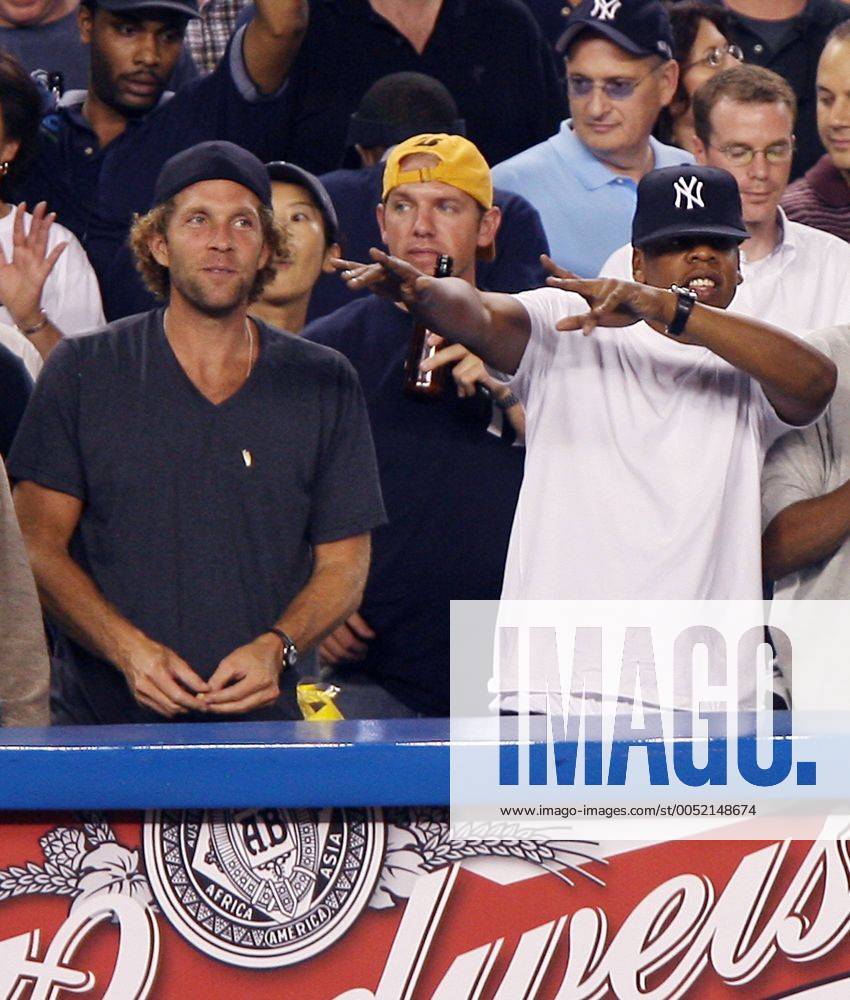 Filmproduzent Jesse Jaymes Itzler (li., USA Vice Chairman Marquis Jet) und Rapper Jay-Z (USA) am Rande eines Baseballspiels im Yankees Stadium in New York City - (nyp20071008129)