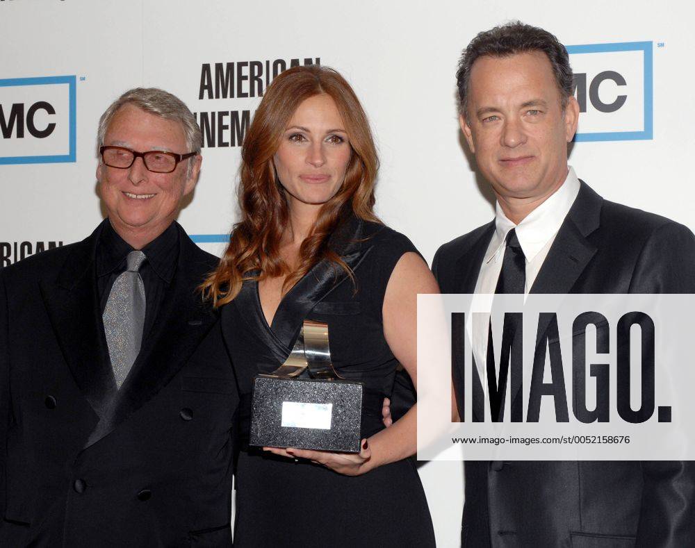 Schauspieler Tom Hanks (re.) und Regisseur Mike Nichols mit Schauspielerin Julia Roberts (alle USA) als Preisträgerin anlässlich der 22. Annual American Cinematheque Awards in Beverly Hills - (LAP2007101225)