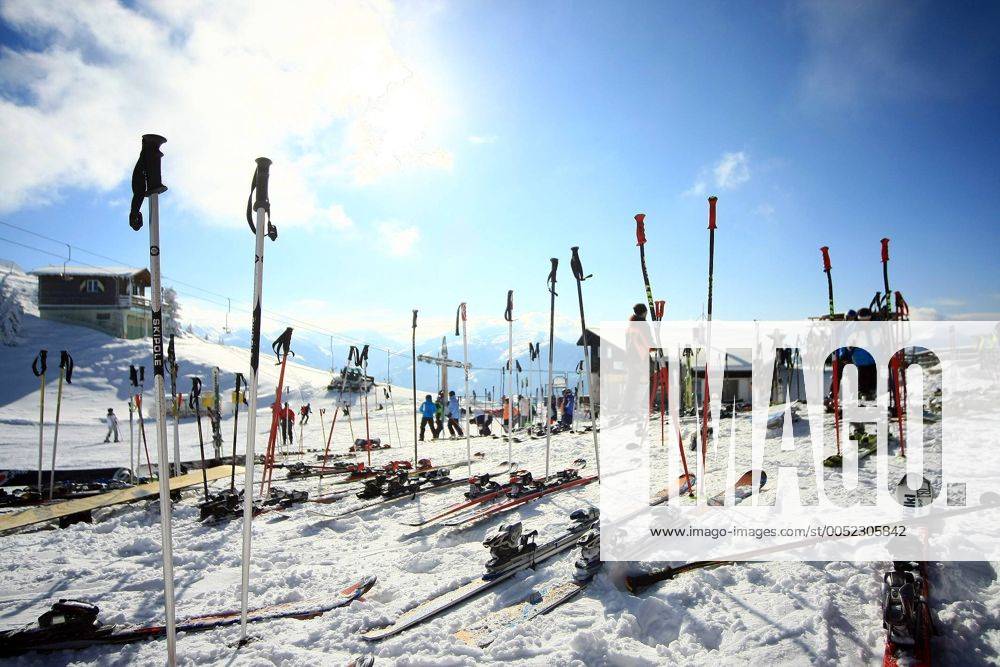 Skistöcke und Skier im Schnee - Skigebiet Wilder Kaiser, Österreich