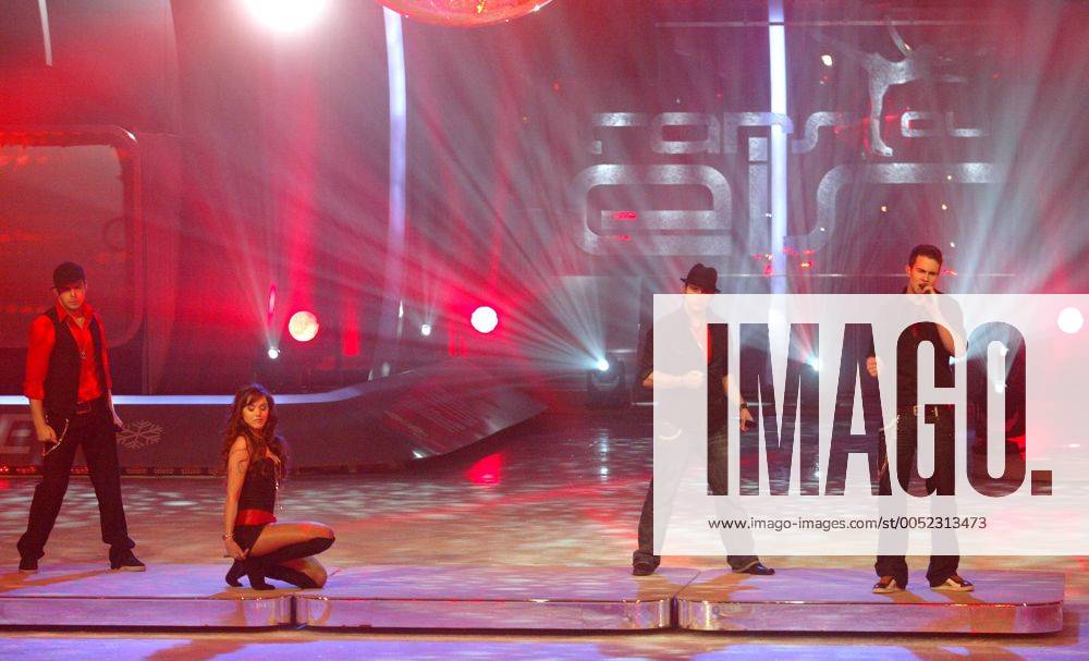 V.l.n.r.: Sänger Sasha, Tialda van Slogteren, Christobal Galvez Moreno und Julian Kaprzik (alle Room 2012) anlässlich der TV-Show - Stars auf Eis - in Rust