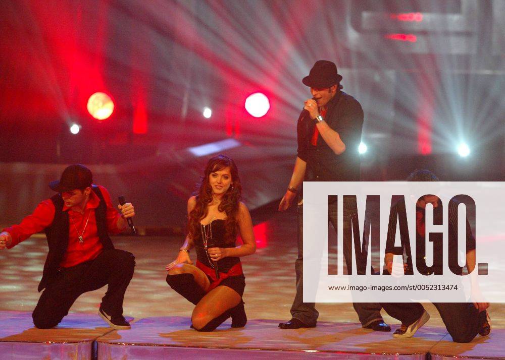 V.l.n.r.: Sänger Sasha, Tialda van Slogteren, Christobal Galvez Moreno und Julian Kaprzik (alle Room 2012) anlässlich der TV-Show - Stars auf Eis - in Rust