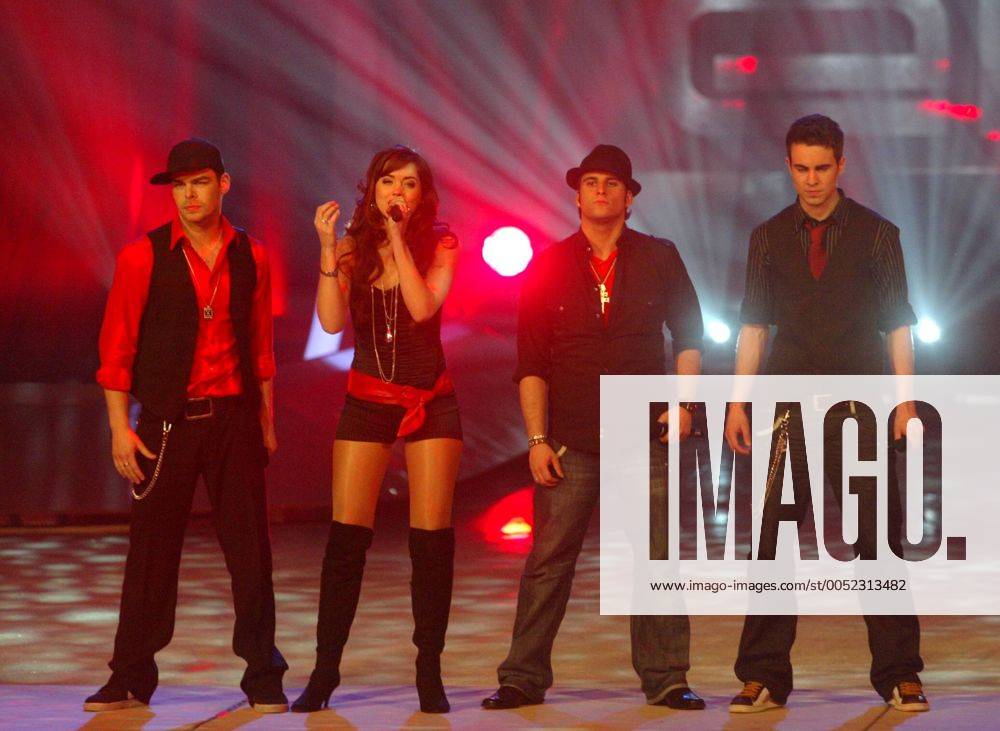 V.l.n.r.: Sänger Sasha, Tialda van Slogteren, Christobal Galvez Moreno und Julian Kaprzik (alle Room 2012) anlässlich der TV-Show - Stars auf Eis - in Rust