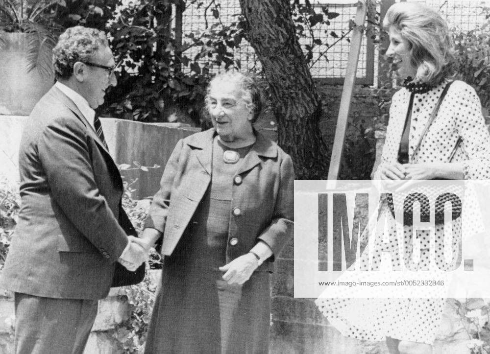 Außenminister Henry Kissinger (USA) mit Premierministerin Golda Meir (Mitte, Israel) und Ehefrau Nancy in Jerusalem - (ARKHAK19740502032)