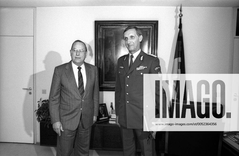 Bundesinnenminister Friedrich Zimmermann (li., Deutschland CSU) und Offizier Ulrich K. Wegener (Brigadegeneral und Kommandeur Grenzschutzkommando West)