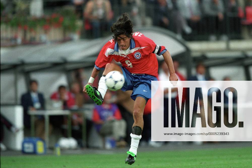 Ivan Zamorano (Chile) Fußball WM Herren WM 1998, Länderspiel, Nationalteam, Nationaltrikot, Einzelbild St. Etienne Dynamik,