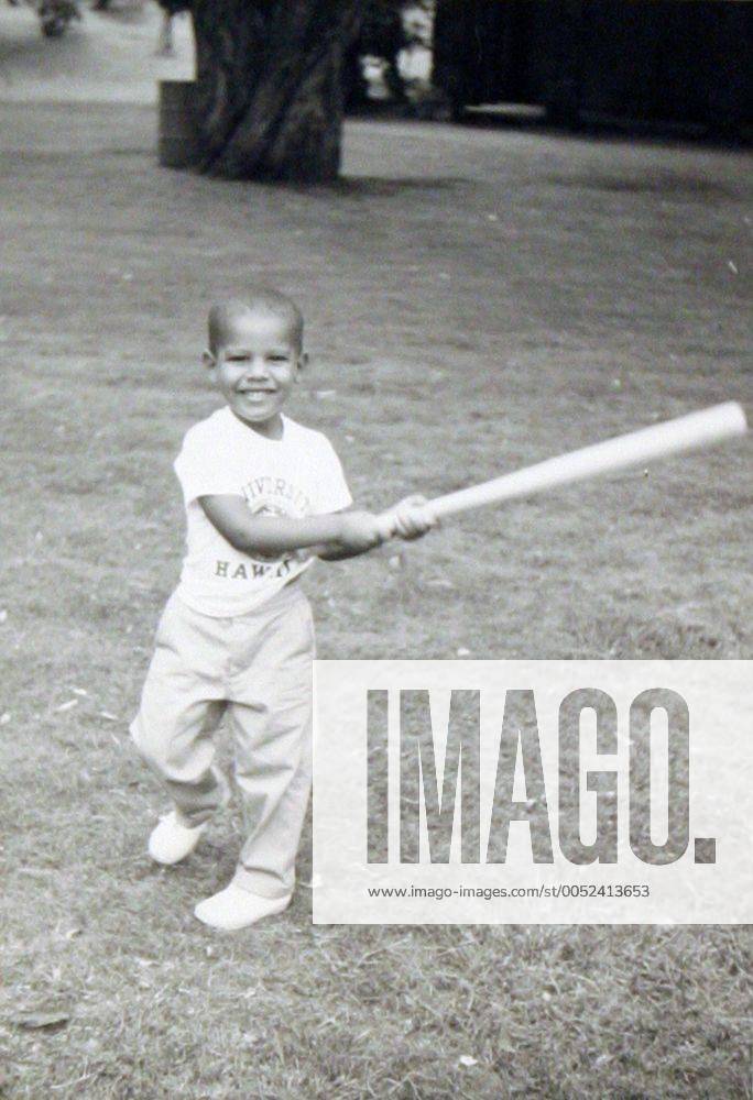 Barack Hussein Obama mit einem Baseballschläger in Honolulu - WAX20080220706