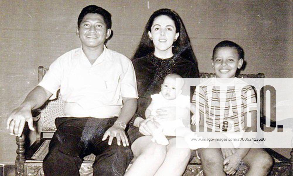 Barack Hussein Obama (re.) zusammen mit Mutter Ann, Stiefvater Lolo Soetoro und Halbschwester Maya Soetoro in Jakarta - WAX20080220707