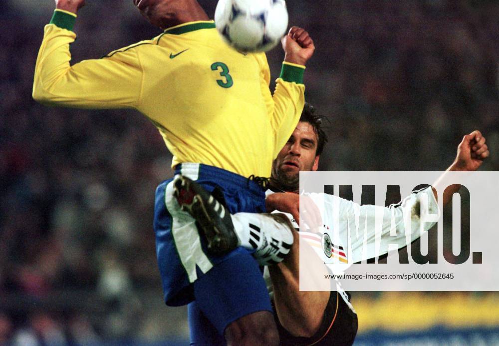 IMAGO Iconic Moments, Fußball Ulf Kirsten mit hohem Bein gegen den Brasilianer Aldair beim Duell um den Ball Fußball Länderspiel Herren Nationalmannschaft 1998, Deutschland - Brasilien 1:2, DFB-Team, Testspiel, Freundschaftsspiel Gruppe Gottlieb-Daimler-Stadion Stuttgart Dynamik, Kampf,