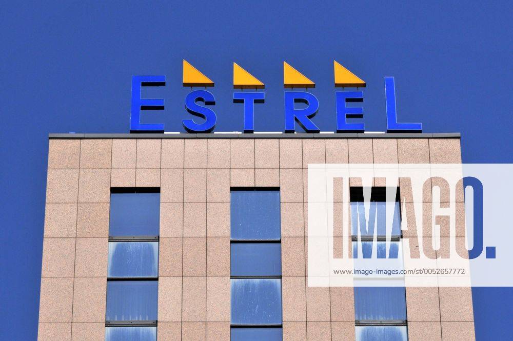 Firmenlogo auf dem Dach des Estrel-Hotels in Berlin