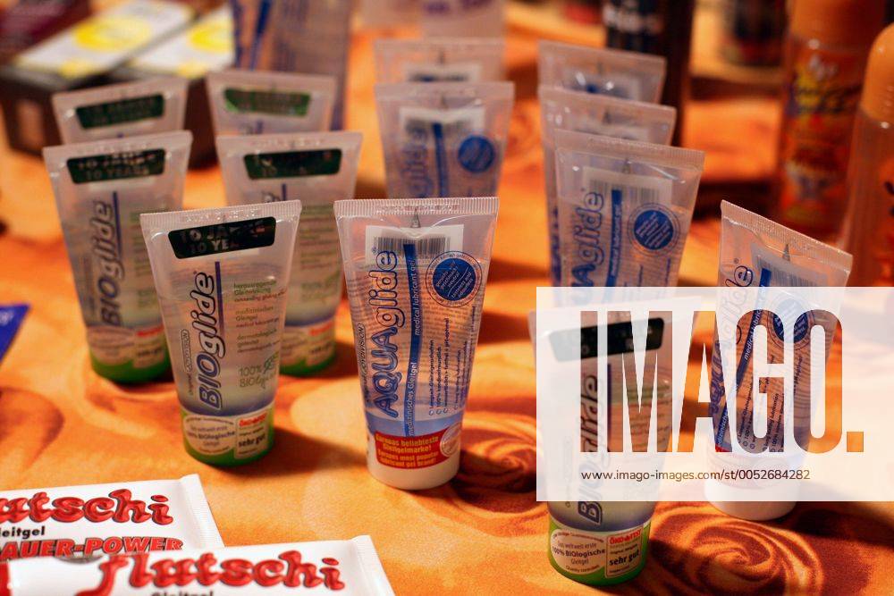 Gleitgel an einem Verkaufsstand auf der Erotikmesse in Erfurt