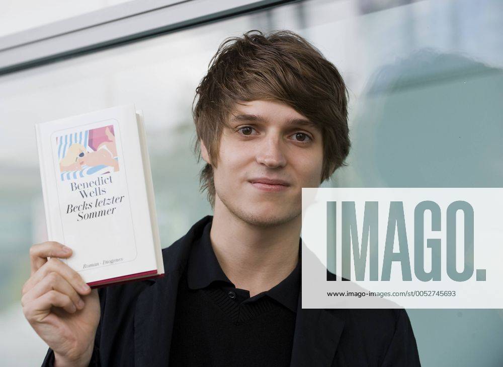 Schriftsteller Benedict Wells präsentiert ein Buch - Becks letzter Sommer - anlässlich der Frankfurter Buchmesse in Frankfurt am Main