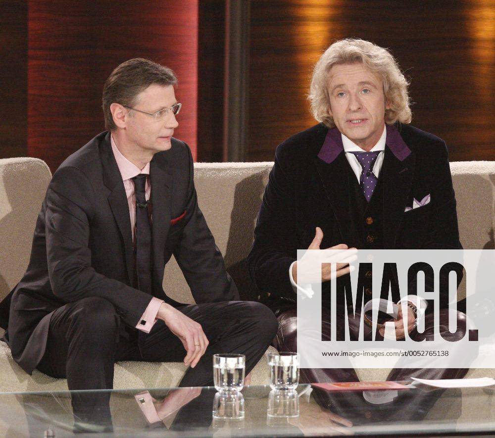 Moderatoren Günther Jauch (li.) und Thomas Gottschalk während der Fernsehshow - Wetten Dass..? - in Berlin