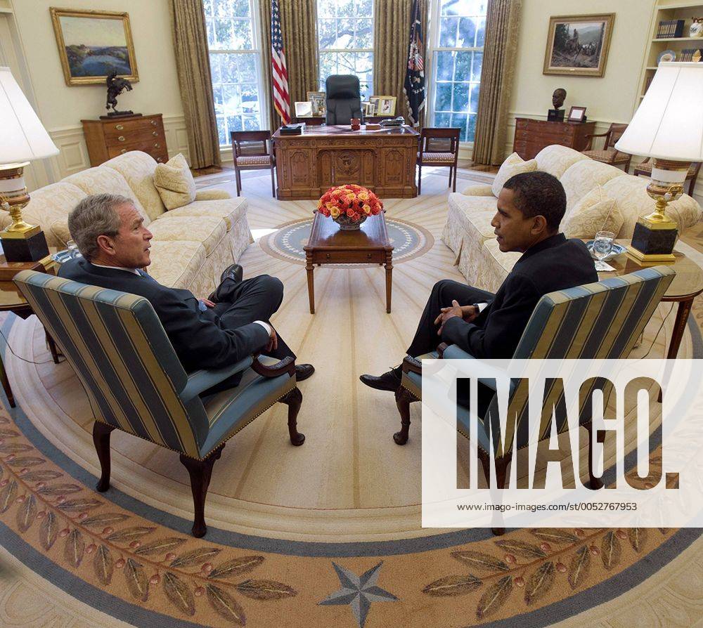 Präsident George W. Bush (li., USA) im Gespräch mit Barack Obama (re., USA Demokraten) anlässlich eines Treffens im Oval Office im Weißen Haus in Washington DC - (wax2008111001)