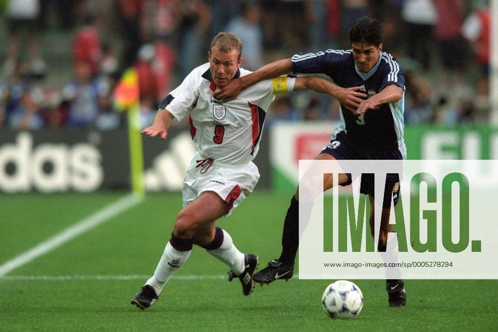 Alan Shearer (England, l.) vs Jose Antonio Chamot (Argentinien) Fußball WM Herren WM 1998, Länderspiel Nationalteam Gruppe St. Etienne