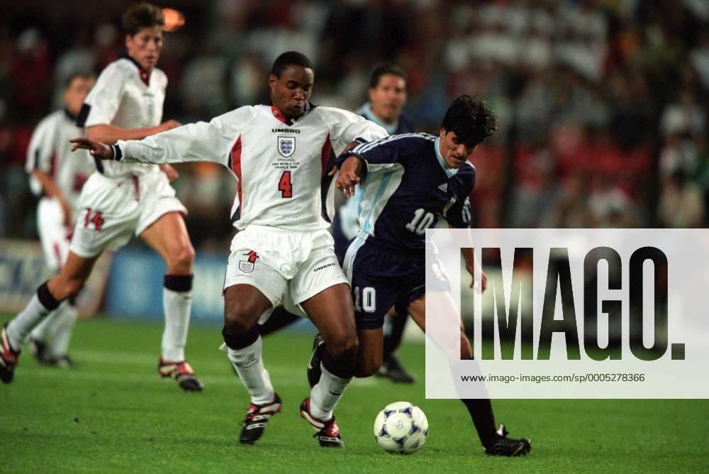 Ariel Ortega (Argentinien, r.) vs Paul Ince (England) Fußball WM Herren WM 1998, Länderspiel, Nationalteam Gruppe St. Etienne