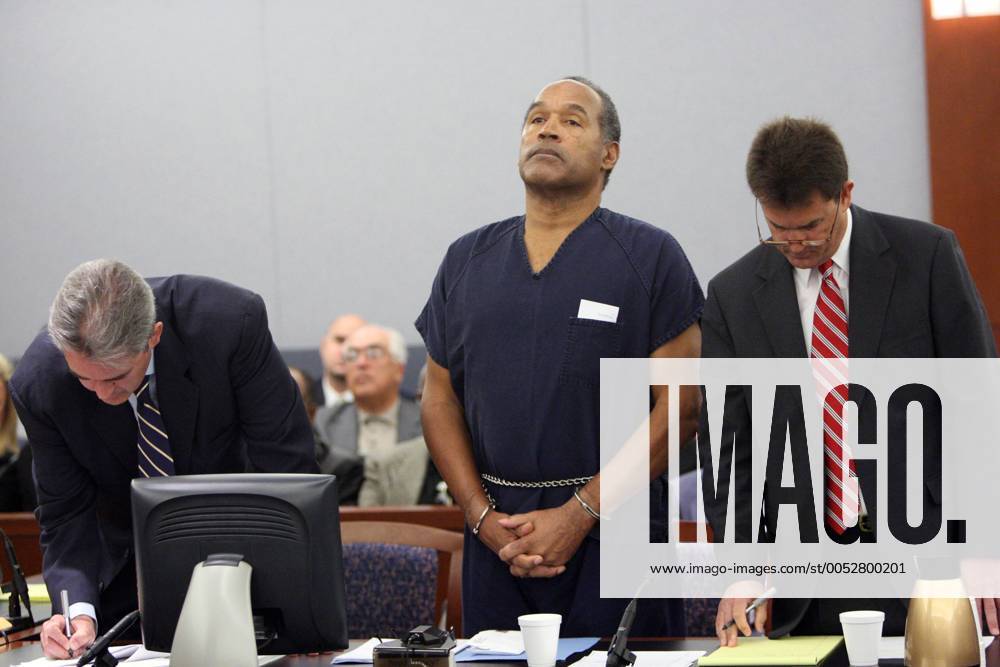 Angeklagter O.J. Simpson (Mitte) mit seinen Verteidigern Gabriel Grasso (li.) und Yale Galanter während der Urteilsverkündung bei seiner Gerichtsverhandlung in Las Vegas - WAX20081205718