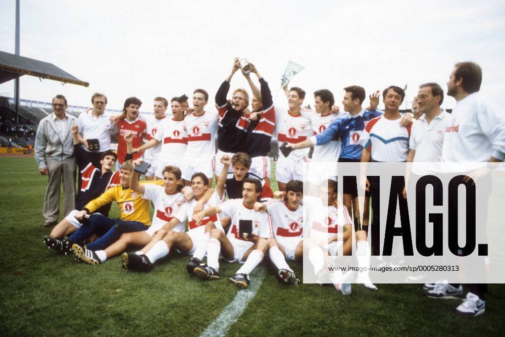 A Junioren des VfB Stuttgart sind Deutscher Meister 1988 1989, u.a. mit Markus Beierle (hi.6.v.li.), Jürgen Kramny (6.v.re.), Jens Keller (5.v.re.) und Uwe Schneider (vorn re.) - DEUTSCHSPRACHIGE SPORTZEITSCHRIFTEN UND -ZEITUNGEN NUR NACH RÜCKSPRACHE Fußball 1. BL Herren A Junioren Bundesliga 1988 1989, Jugend, U19, U 19, Finale, Deutsche Meisterschaft, Meister Totale Stuttgart Freude,