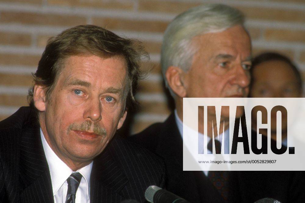 Präsident Vaclav Havel (li., Tschechoslowakei) und Bundespräsident Richard von Weizsäcker (Deutschland CDU) während einer Pressekonferenz in München