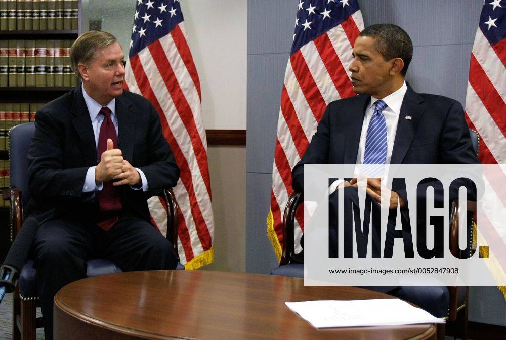Lindsey Graham (li. USA Republikaner Senator South Carolina) und designierter Präsident Barack Obama (USA Demokraten) anlässlich einer Pressekonferenz in Washington - - WAX20090114713