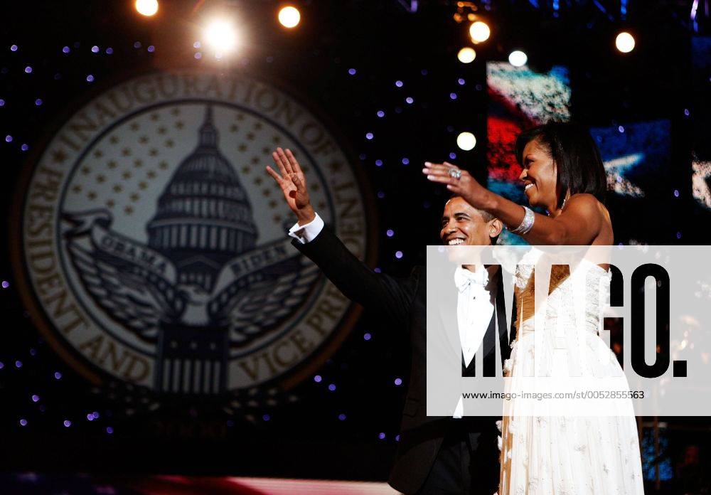 Präsident Barack Obama (USA) neben seiner Frau Michelle (Ballkleid von Jason Wu) während des - Neighborhood Inaugural Ball - anlässlich der feierlichen Vereidigung Obamas zum 44. Präsidenten der Vereinigten Staaten von Amerika in Washington DC - (wax20090121214)