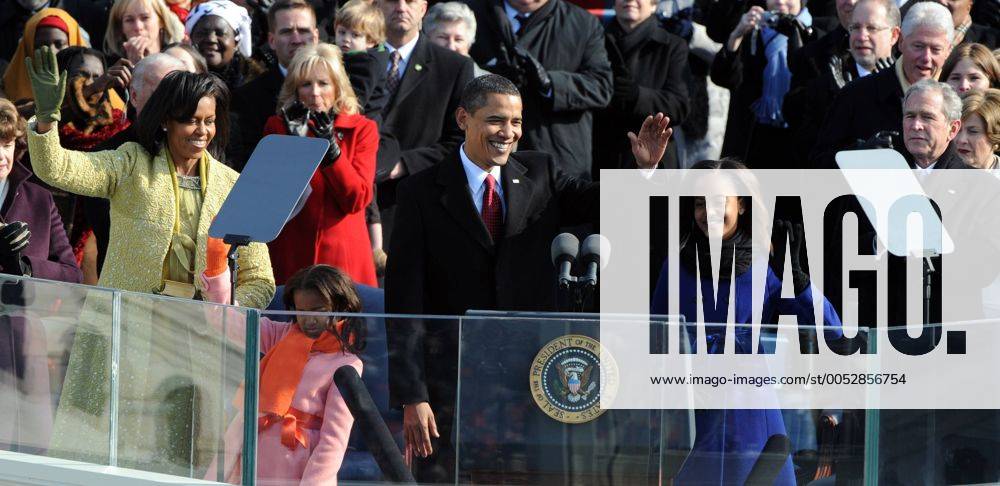 Präsident Barack Obama (USA) mit Ehefrau Michelle und den Töchtern Sasha und Malia (re.) während seiner Vereidigung zum 44. US-Präsidenten in Washington D.C. (WAP20090120123)