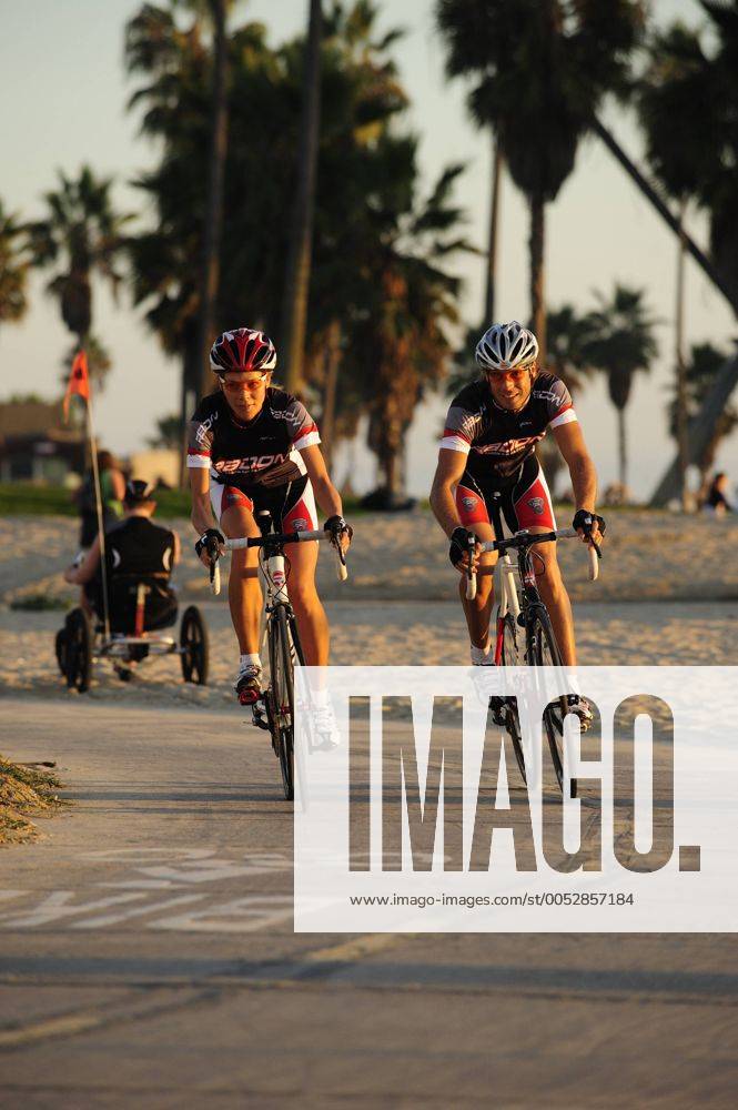 Rennradfahrer unterwegs auf ihren Rädern in Venice Beach, Los Angeles