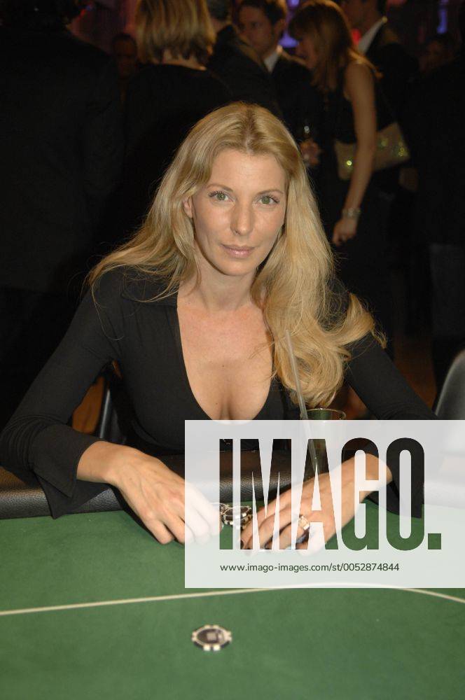 Model Giulia Siegel am Pokertisch anlässlich der - GQ Style Night 2009 - in München