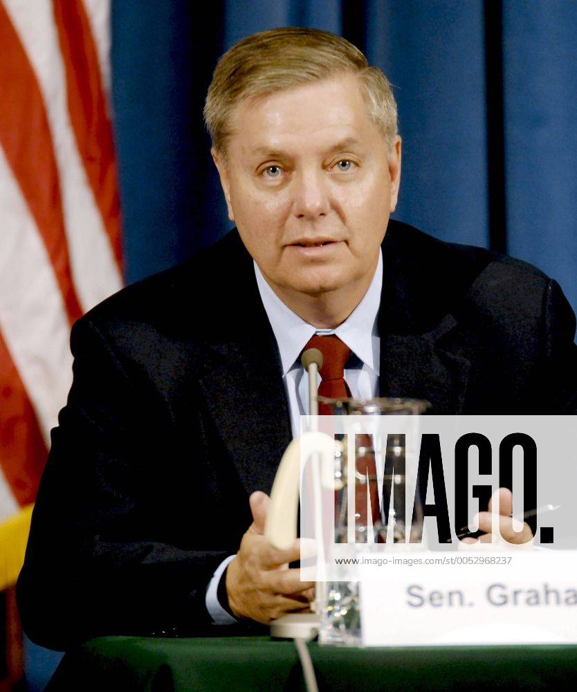 Lindsey O. Graham (USA Senator) während einer Pressekonferenz in Tokio - (TKP2009041011)