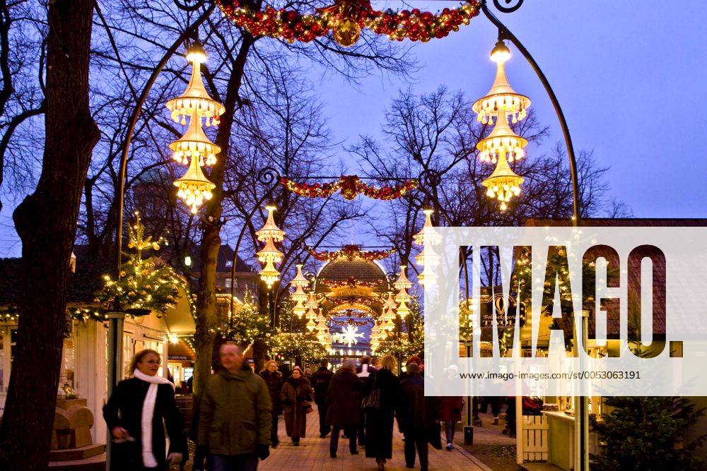 Weihnachtlich geschmückte Straße in Tivoli, Kopenhagen, Dänemark iblnip01126103