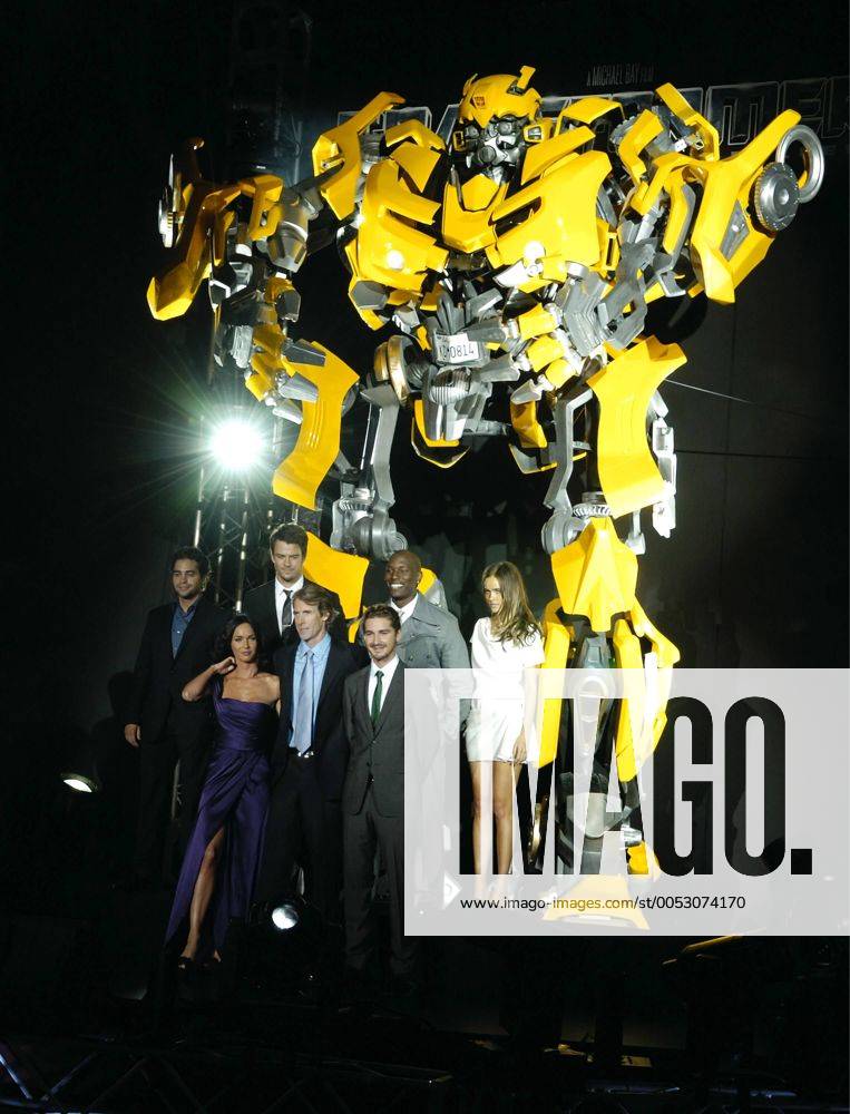 Hintere Reihe - v.l.n.r. Schauspieler Ramon Rodriguez, Josh Duhamel, Tyrese Gibson und Isabel Lucas - Vordere Reihe - v.l.n.r. Schauspielerin Megan Fox, Regisseur Michael Bay und Schauspieler Shia LaBeouf vor Autobot BumbleBee während der Premiere von - Transformers - Revenge Of The Fallen - in Tokio - TKP2009060830