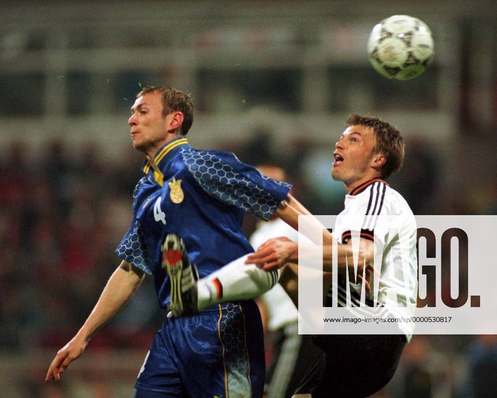 Thomas Helmer (Deutschland, re.) gegen Alexander Golowko (Ukraine) Fußball Länderspiel Herren Weltmeisterschaftsqualifikation 1997, Qualifikation, Nationalmannschaft, Nationalteam, Länderspiel Gruppe Weserstadion Bremen Dynamik, Kampf,