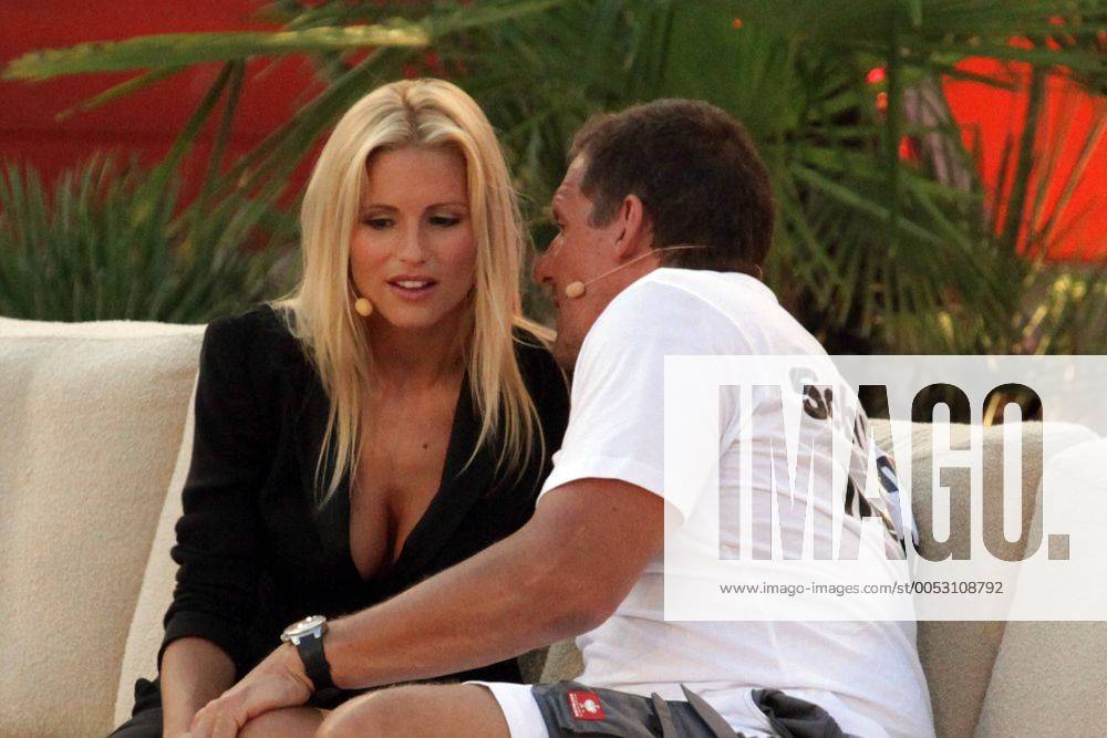Moderatorin Michelle Hunziker und Schauspieler Ralf Möller während der ZDF-Fernsehsendung - Sommer - Wetten, Dass...? - in Palma de Mallorca