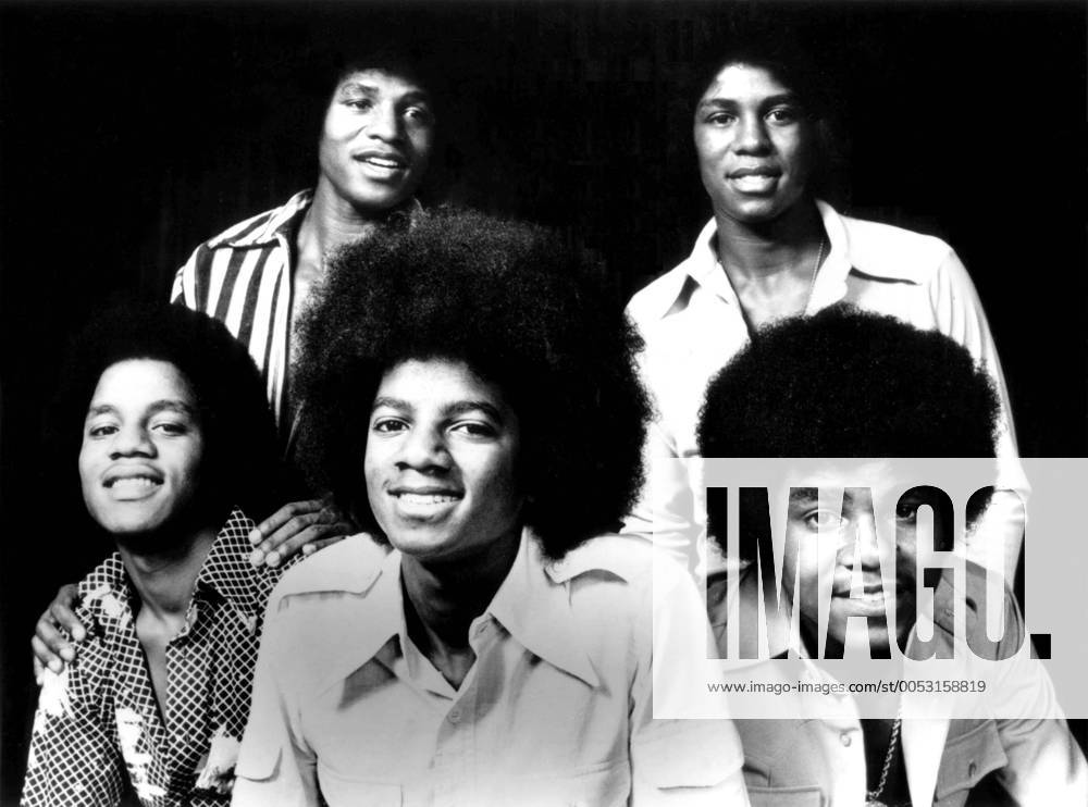Sänger Michael Jackson (Mitte) neben seinen Brüdern Jermaine, Tito, Jackie und Marlon (alle The Jackson Five) - (LF29098)