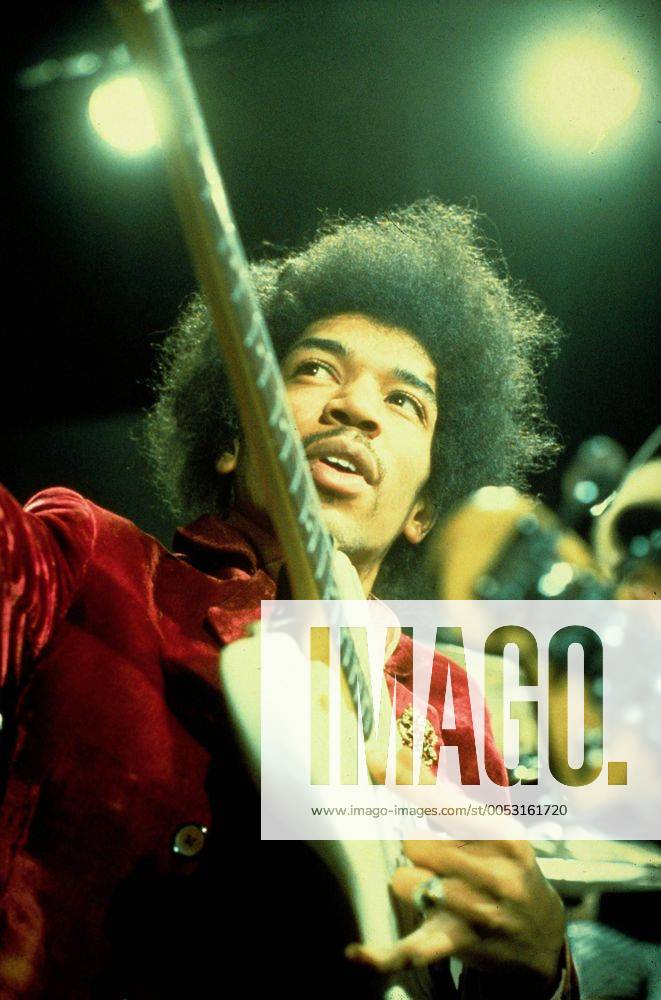 Gitarrist Jimi Hendrix (The Jimi Hendrix Experience) während eines Konzerts -
