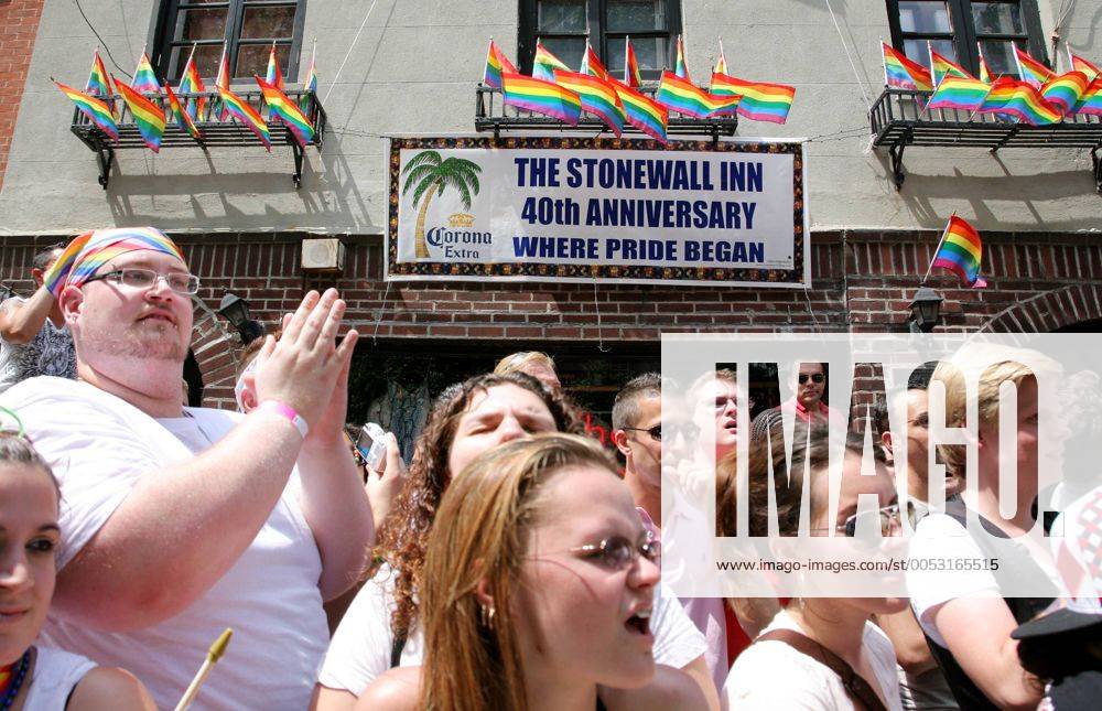 Teilnehmer der - Gay Pride Parade - zum 40. Jahrestag der Stonewall Riots vor dem Stonewall Inn in New York - - NYP20090628307