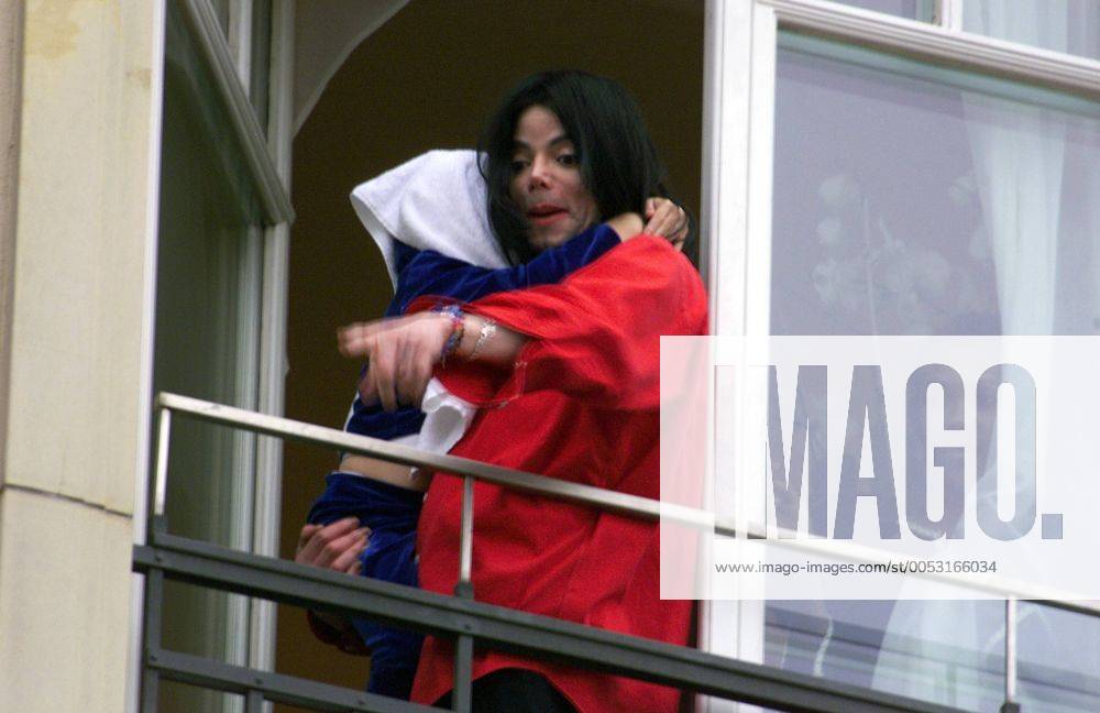 Sänger Michael Jackson präsentiert den angereisten Fans über der Fensterbrüstung des Hotels Adlon in Berlin sein Baby