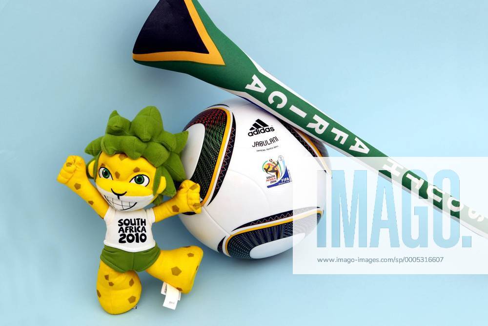 FIFA Weltmeisterschaft 2010, Vorberichte. Bild zeigt das Maskottchen Zakumi und Adidas WM Ball Jabulani. o0 Tröte Vuvuzela o0 Stofftier Plüschtier Puppe Stoffpuppe