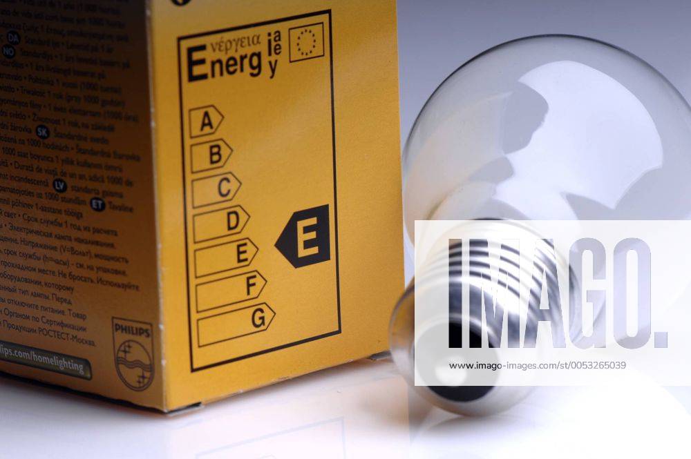 Energiesparlampe neben herkömmlicher Glühbirne mit 100 Watt