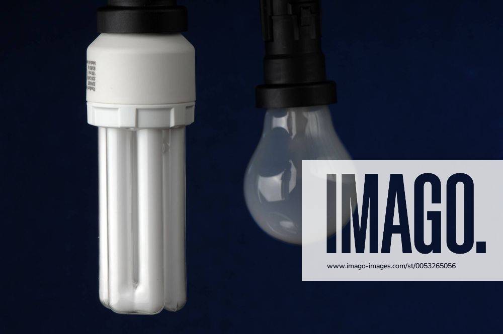 Energiesparlampe neben herkömmlicher Glühbirne