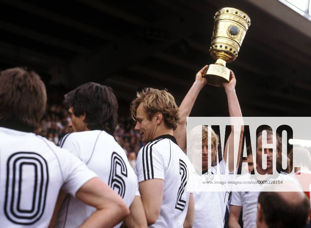 Eintracht Frankfurt ist DFB Pokalsieger 1980 1981, v.re.: Willi Neuberger, Norbert Nachtweih mit dem Pokal, Michael Sziedat und Werner Lorant - DEUTSCHSPRACHIGE SPORTZEITSCHRIFTEN UND -ZEITUNGEN NUR NACH RÜCKSPRACHE Fußball Herren DFB Pokal 1980 1981, Pokalspiel, Finale, Pokalfinale, Eintracht Frankfurt Gruppe Stuttgart Freude,