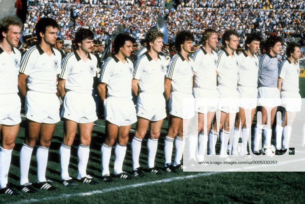 Mannschaftsaufstellung BR Deutschland, v.li. Karl Heinz Rummenigge, Hansi Müller, Klaus Allofs, Felix Magath, Karlheinz Förster, Rainer Bonhof, Horst Hrubesch, Hans Peter Briegel, Manfred Kaltz, Torwart Harald Schumacher, Bernard Dietz Fußball Länderspiel Herren Copa de Oro 1980 1981, Nationalmannschaft, Nationaltrikot, BRD Totale Montevideo