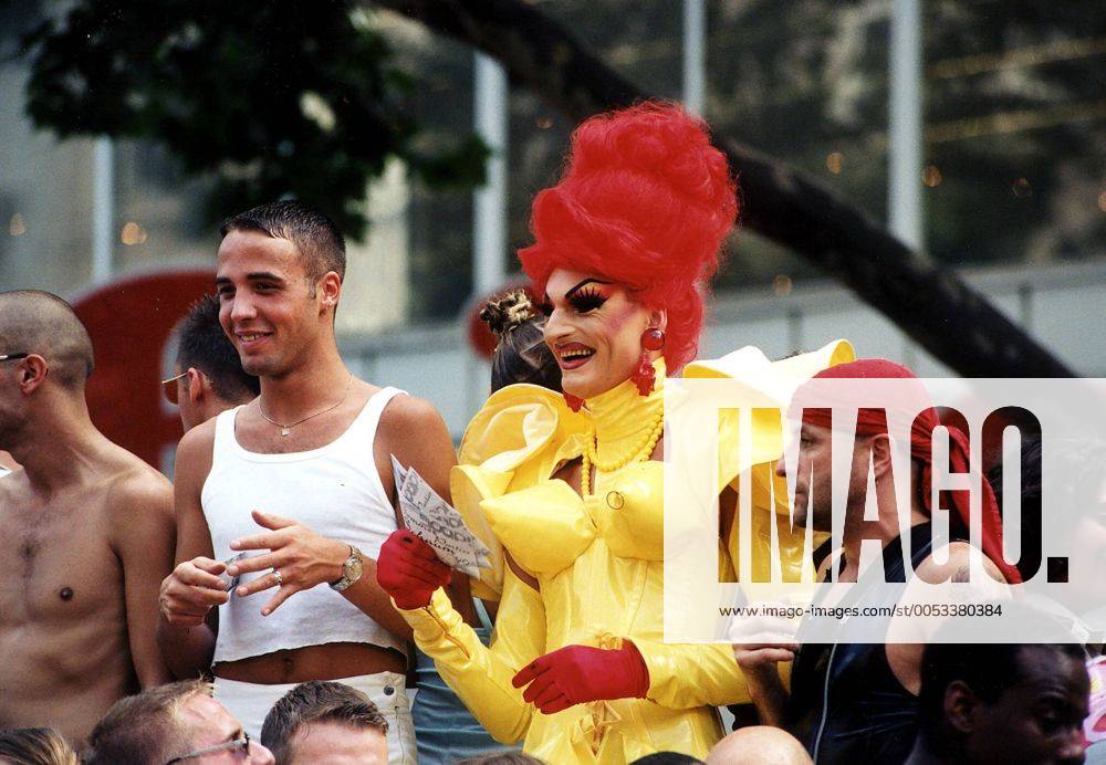 Olivia Jones (Mitte) - Christopher Street Day Berlin - kostümierte Teilnehmer auf dem Kurfürstendamm- 29.06.1997