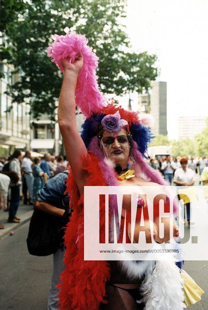 Christopher Street Day Berlin - kostümierter Teilnehmer auf dem Kurfürstendamm- 29.06.1997 Brüste
