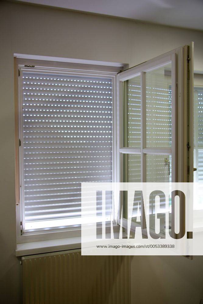 Geoeffnetes Fenster mit geschlossenen Rollaeden Window blinds BLWS226690