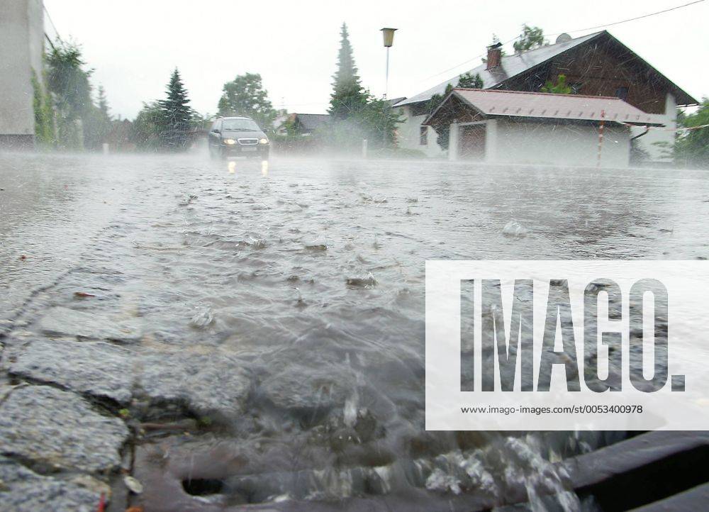 Schwerer Regenfall mit ueberfluteter Strasse heavy rainfall with flooded road BLWS200269