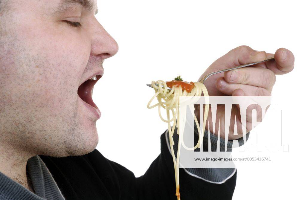 Mann isst Spaghetti man eating spaghetti BLWS186660
